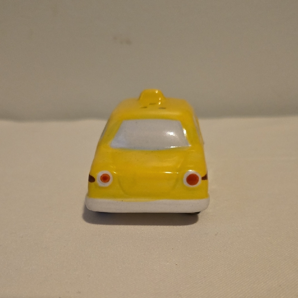 Salt Shaker Yellow and White Cooking Utensils Set for Kitchen - Picture 3 of 7
